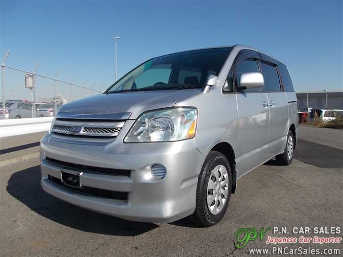Toyota noah azr60